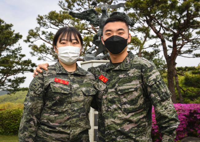 해병대2사단 백호여단 정상욱중사 정소연 하사.jpg